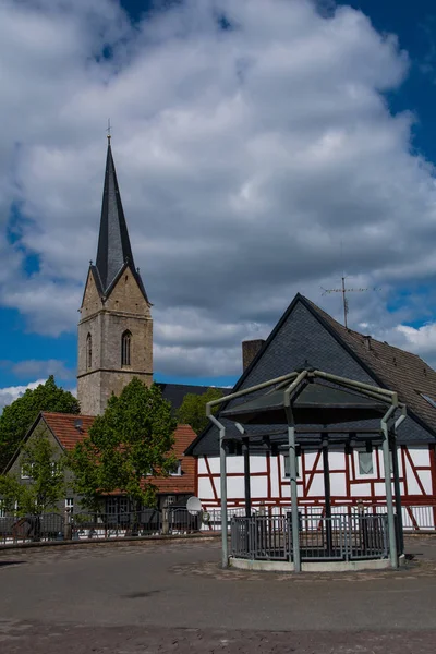 科尔巴赫市的圣尼古拉教堂 多云的天空 — 图库照片