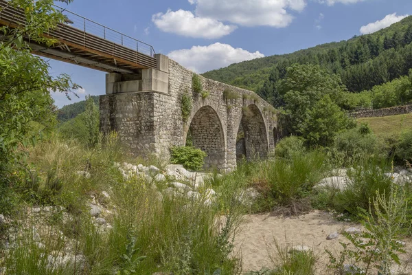 法国南部阿德歇河的历史石桥 — 图库照片