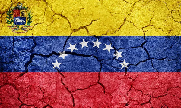 委内瑞拉玻利瓦尔共和国国旗在干燥的地面纹理背景 — 图库照片