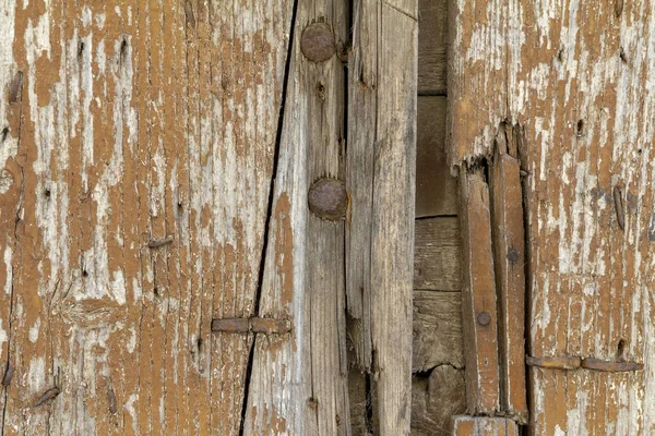 Detailaufnahme Einer Heruntergekommenen Holzkonstruktion Mit Rostigen Metallverkleidungen — Stockfoto