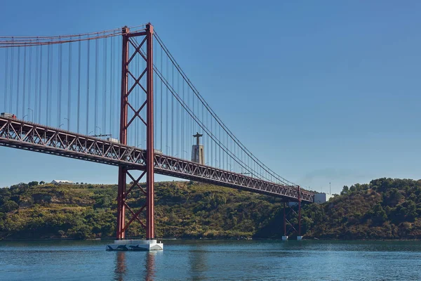 4月25日の橋 ポンテ25デアブリル ポルトガルのリスボンに位置するスチール吊り橋で テージョ川を渡ります これは 地域の最も有名なランドマークの一つです — ストック写真