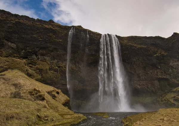 Seljalandsfoss Waterval Ijsland Aan Voorzijde Met Weide Beek — Stockfoto