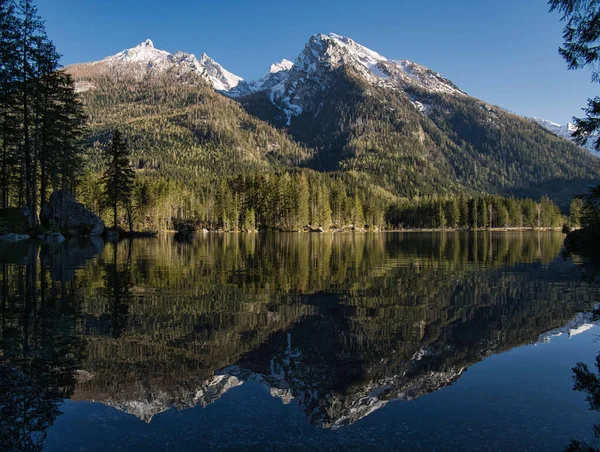 Les Montagnes Encore Enneigées Reflètent Dans Lac Hintersee Cristallin — Photo