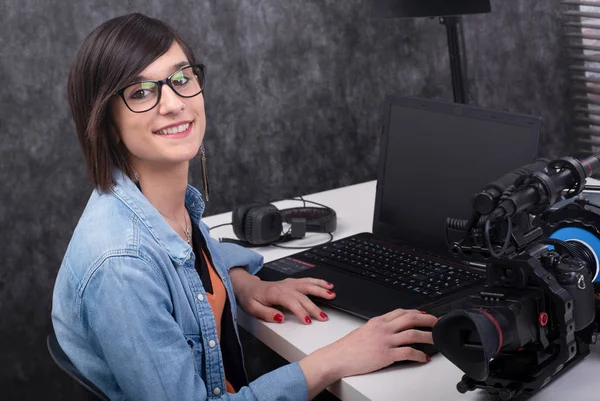 Bastante Joven Editora Vídeo Trabajando Estudio — Foto de Stock