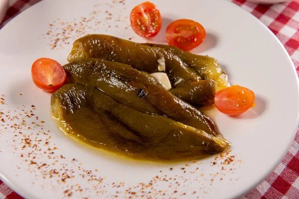 Ein Teller Grüne Paprika Mit Olivenöl — Stockfoto