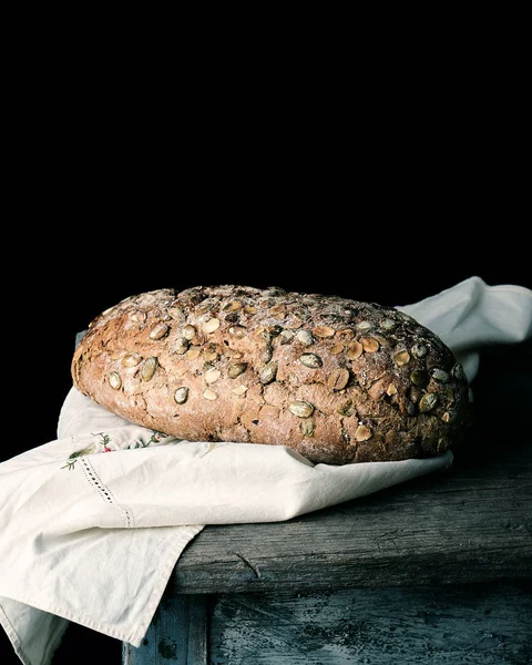 Pão Oval Assado Feito Farinha Centeio Com Sementes Abóbora Guardanapo — Fotografia de Stock