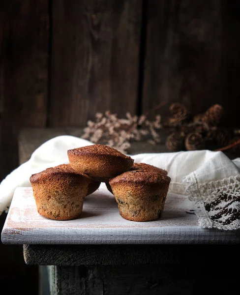Gebakken Kleine Cupcakes Met Gedroogde Vruchten Een Witte Houten Plank — Stockfoto
