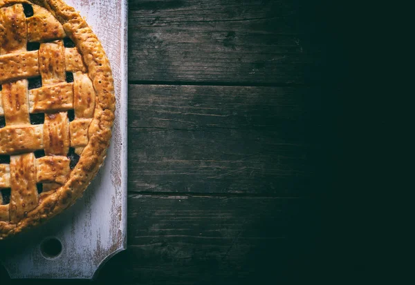 Half Cherry Pie Een Witte Houten Plank Bovenaanzicht Kopieer Ruimte — Stockfoto