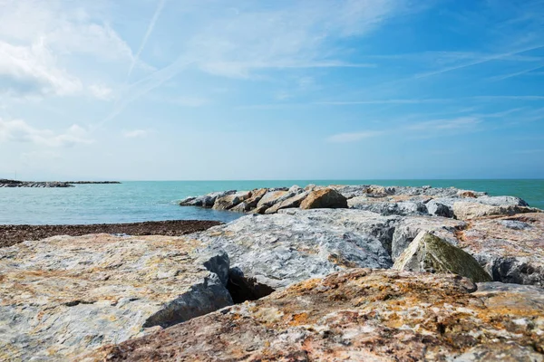 Wunderschönes Azurblaues Meer Und Felsiger Strand Tyrrhenisches Meer Der Toskana — Stockfoto
