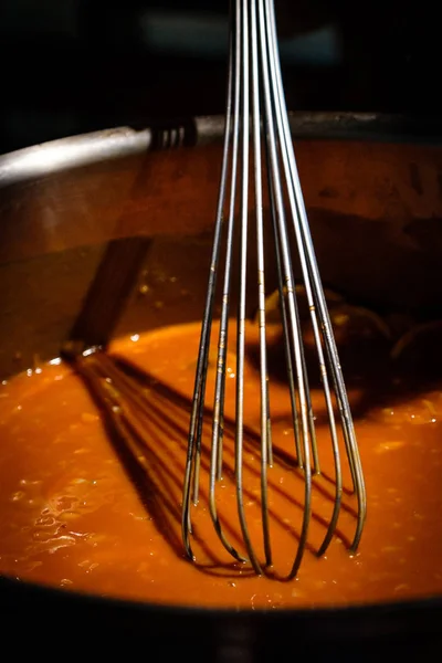 Frullare Corde Una Pentola Patate Salsa Pomodoro Arancione — Foto Stock