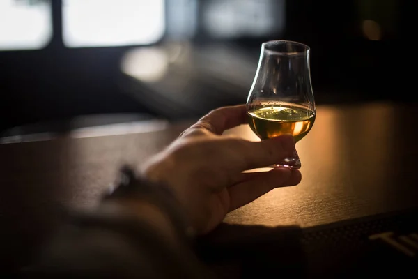 Close Shot Hand Grabbing Glencairn Whisky Glass — Stock Photo, Image