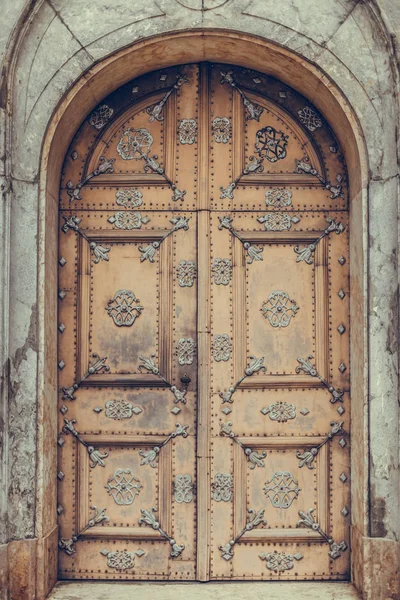 Obrázek Zdobených Dřevěných Zavřených Dveří Vstup Katedrály — Stock fotografie
