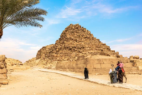 Touristes Arabes Près Une Des Pyramides Gizeh Egypte — Photo