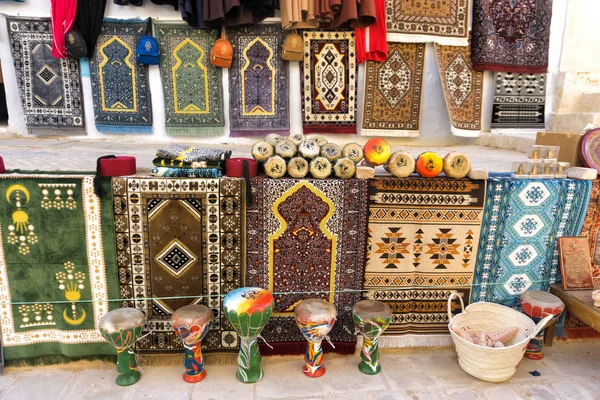 Covoare Colorate Alte Suveniruri Vânzare Stradă Din Kairouan Tunisia — Fotografie, imagine de stoc