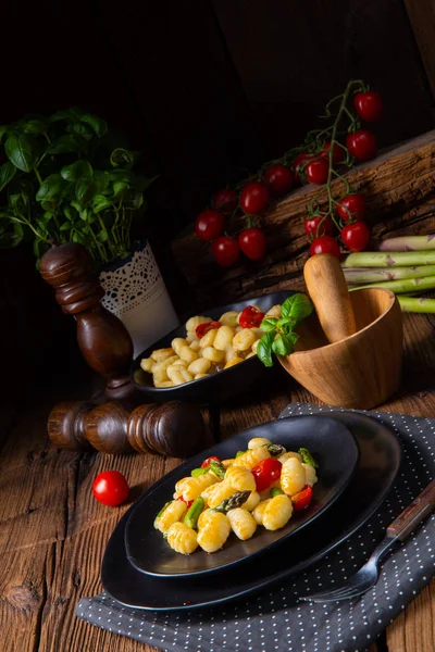 Knapperige Gnocchi Met Geroosterde Asperges Tomaten — Stockfoto