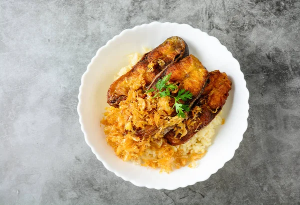 Deep Fried Sliced Pangasius Fish Garlic Served Brown Rice — Stock Photo, Image