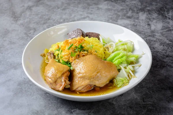 Uma Chapa Frango Sopa Macarrão Com Verduras — Fotografia de Stock