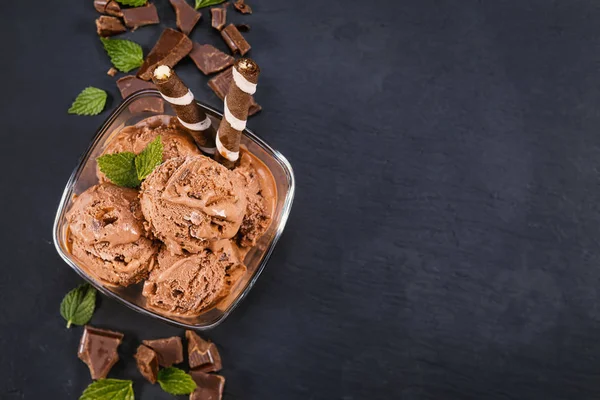 Scoop Gelato Cioccolato Ciotola Vetro Con Bastoncini Wafer Cono Cioccolato — Foto Stock