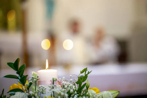 Fragment Brennender Kerzen Und Blumensträuße Während Der Hochzeit Der Kirche — Stockfoto