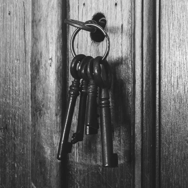 Eski Bir Antika Dolabın Anahtar Deliğinin Içinde Eski Paslı Anahtarlar — Stok fotoğraf