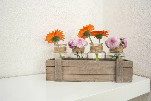 Caixa Madeira Com Flores Laranja Rosa Prateleira Branca Fundo Branco — Fotografia de Stock