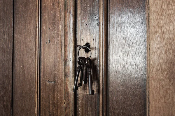 Παλιά Σκουριασμένα Κλειδιά Μέσα Μια Κλειδαρότρυπα Μιας Παλιάς Ντουλάπας Αντίκες — Φωτογραφία Αρχείου