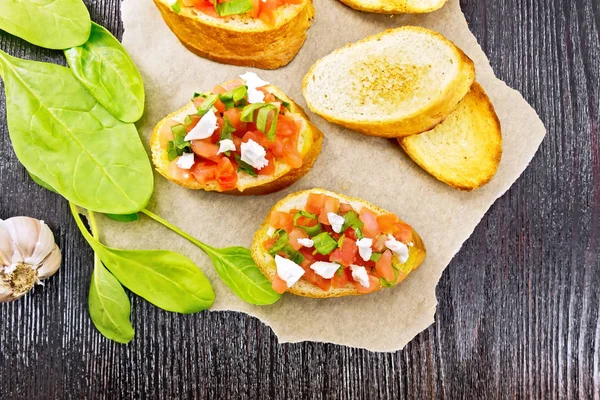 Bruschetta Mit Tomaten Spinat Und Weichkäse Auf Pergament Knoblauch Pflanzenöl — Stockfoto