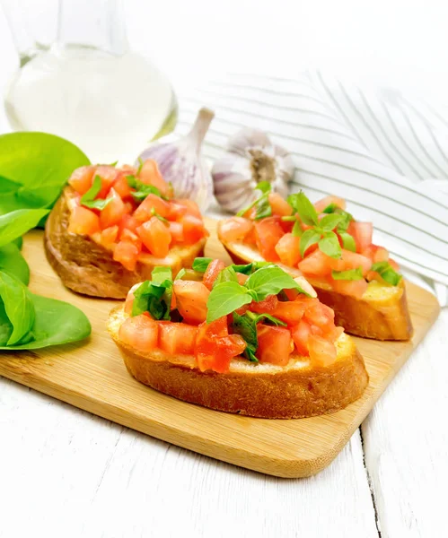 Bruschetta Pomidorem Bazylią Szpinakiem Talerzu Świeże Liście Szpinaku Serwetka Olej — Zdjęcie stockowe