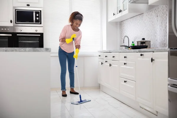 Χαμογελαστή Γυναίκα Επιστάτης Καθαρισμού Λευκό Πάτωμα Σφουγγαρίστρα Στην Κουζίνα — Φωτογραφία Αρχείου