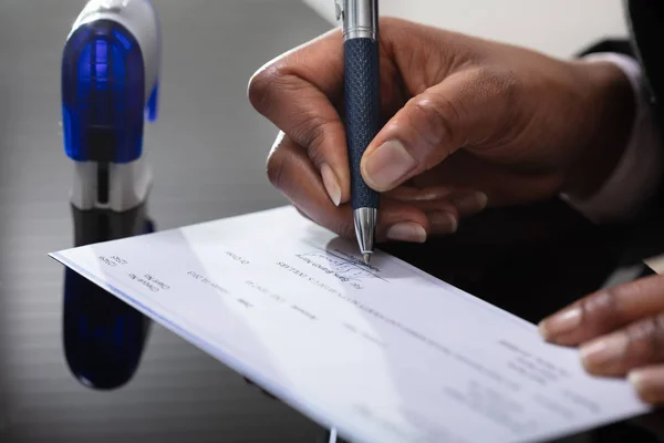 Foto Del Cheque Firma Mano Del Empresario Con Pluma — Foto de Stock