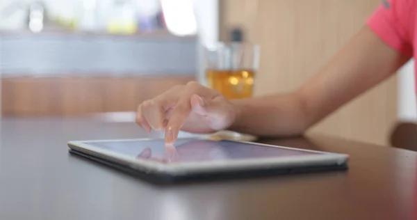 Fingertipp Auf Dem Tablet Computer — Stockfoto