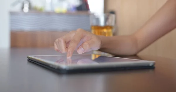 Frau Benutzt Tablet Hause Auf Dem Tisch — Stockfoto