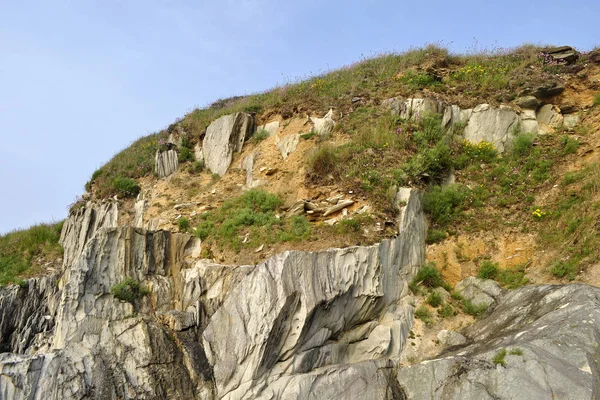 Brittany Deki Locquirec Yakınlarında Atlantik Kıyısındaki Tortulu Kayalar — Stok fotoğraf