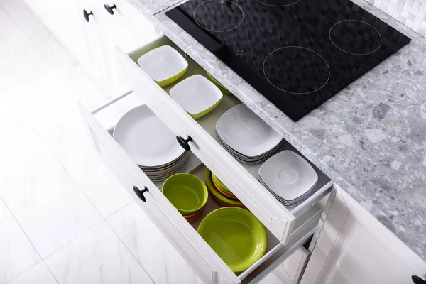 Verschiedene Saubere Platten Den Geöffneten Schubladen Der Küche — Stockfoto
