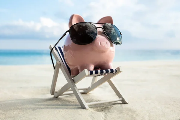 Pink Piggy Bank Usando Óculos Sol Mantidos Cadeira Praia — Fotografia de Stock