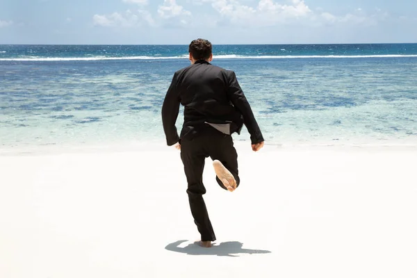 Vista Trasera Hombre Traje Negro Corriendo Descalzo Hacia Mar Playa — Foto de Stock