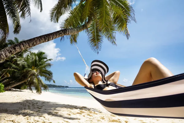 Sandy Beach Üzerinde Hamak Üzerinde Rahatlatıcı Genç Bir Kadının Close — Stok fotoğraf