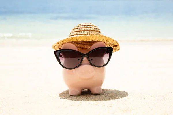 Pink Piggybank Vestindo Óculos Escuros Areia Praia — Fotografia de Stock