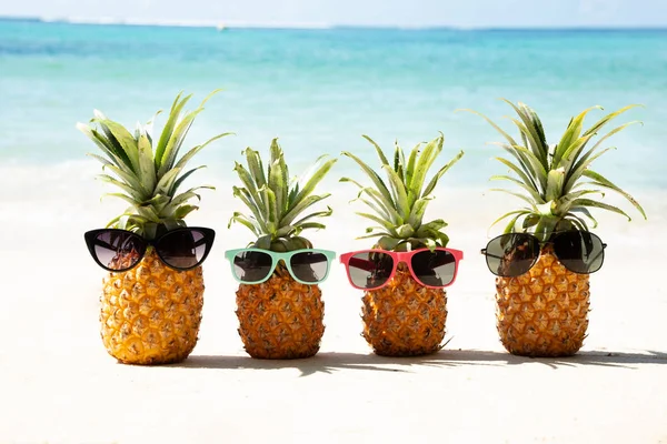 Familj Ananas Med Olika Färger Solglasögon Nära Havet Stranden — Stockfoto