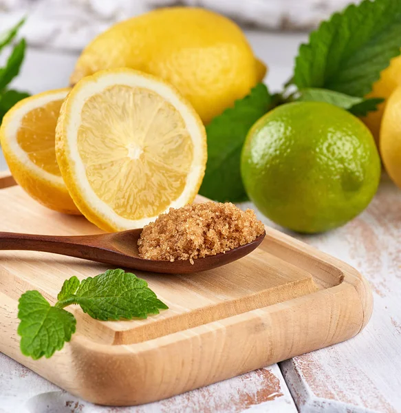 Colher Madeira Com Açúcar Mascavo Tabuleiro Limões Limão Hortelã Para — Fotografia de Stock