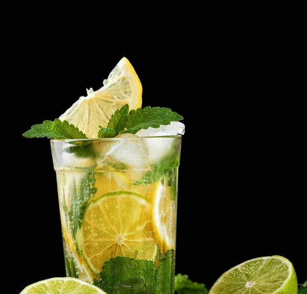 Bebida Refrescante Verão Limonada Com Limões Folhas Hortelã Cubos Gelo — Fotografia de Stock