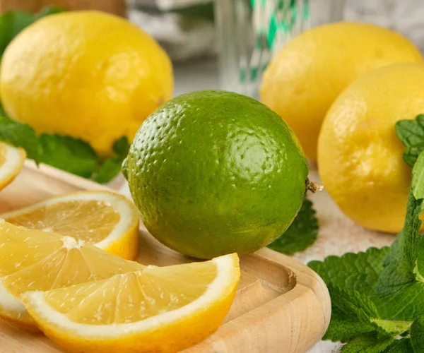 Limoni Gialli Maturi Lime Verde Menta Tavola Legno Ingredienti Limonata — Foto Stock