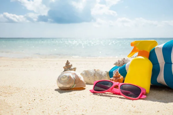 Γυαλιά Ηλίου Κοχύλι Αντηλιακή Λοσιόν Και Τσάντα Στην Παραλία — Φωτογραφία Αρχείου