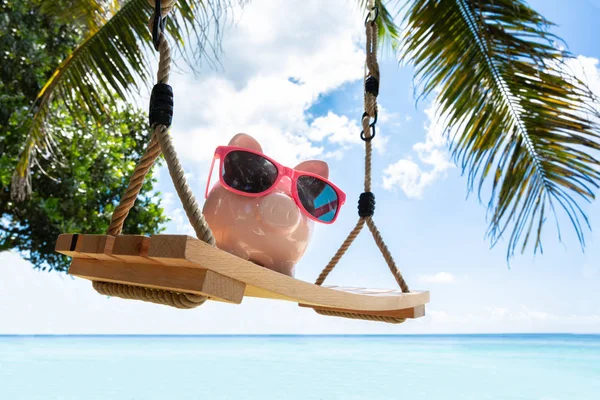 Nahaufnahme Eines Rosa Sparschweins Mit Sonnenbrille Auf Einer Holzschaukel Strand — Stockfoto