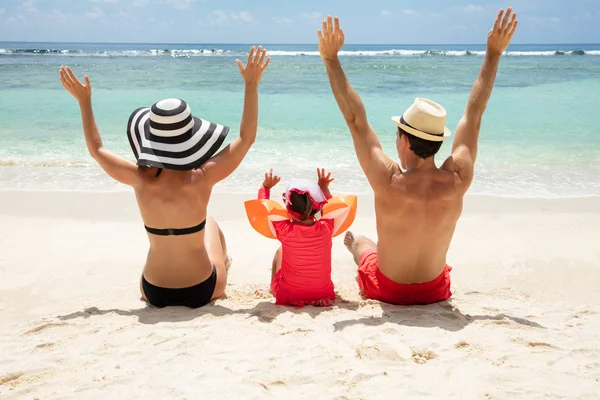Vista Trasera Una Familia Levantando Las Manos Sentada Playa Disfrutando — Foto de Stock