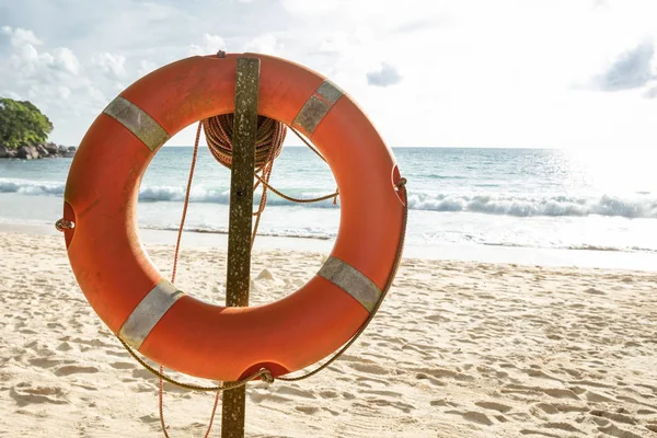 Primer Plano Una Boya Salvavidas Naranja Frente Mar Playa — Foto de Stock