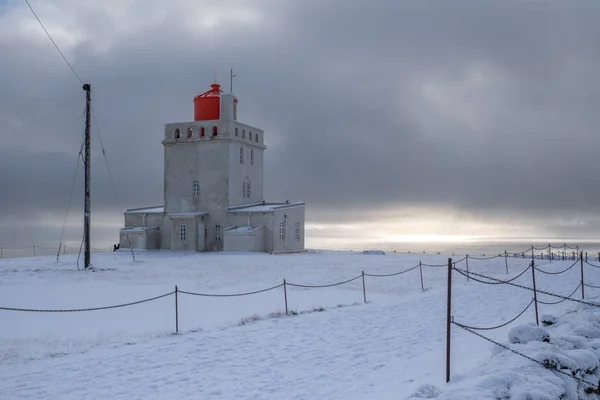 Imagen Panorámica Del Faro Del Cabo Dyrholaey Con Nieve Luz — Foto de Stock