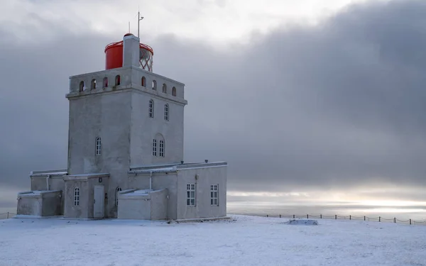 Imagem Panorâmica Farol Cabo Dyrholaey Com Neve Luz Matinal Inverno — Fotografia de Stock