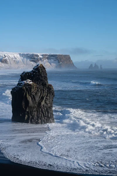 Panoramabild Cape Dyrholaeys Kustlandskap Vinterdag Med Snötäckt Kust Island — Stockfoto