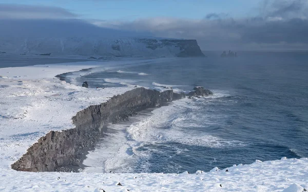 雪に覆われた海岸線 アイスランドの冬の日にディロレイ岬の沿岸風景のパノラマ画像 — ストック写真